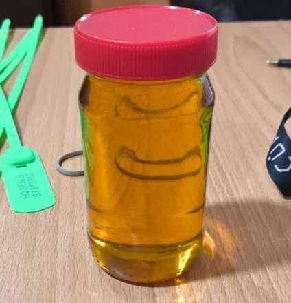 Frasco con muestra de aceite de soya crudo