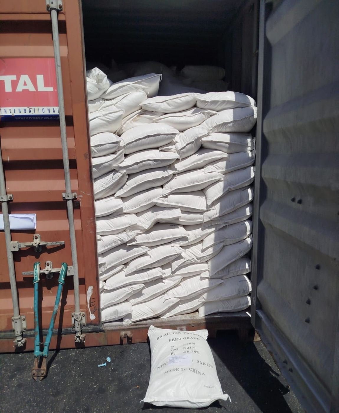 Contenedor con sacos de fosfato dicálcico feed grade